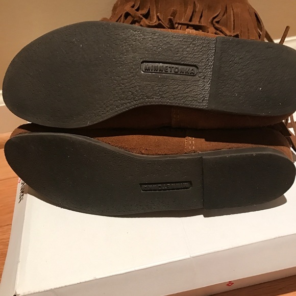 EUC MINNETONKA 3 LAYER FRINGE BOOT, Size 8 - Picture 4 of 5